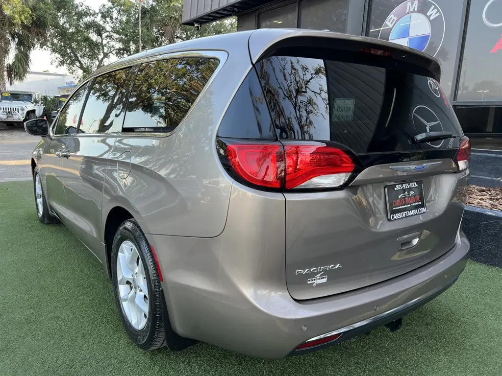 2018 Chrysler Pacifica Touring Plus photo 4
