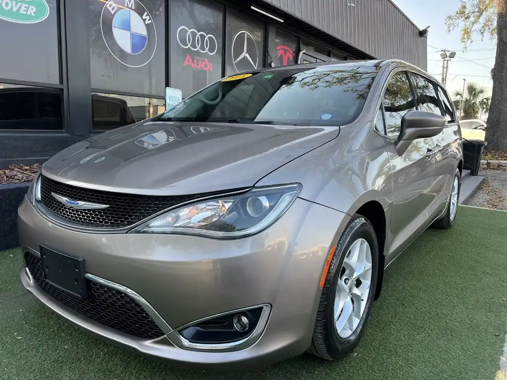 2018 Chrysler Pacifica Touring Plus's photo