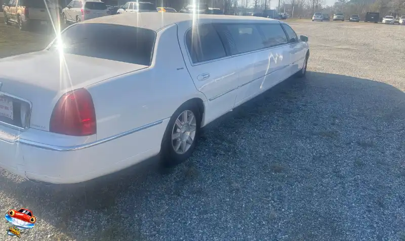 2006 Lincoln Town Car Executive Limousine (Fleet)'s photo
