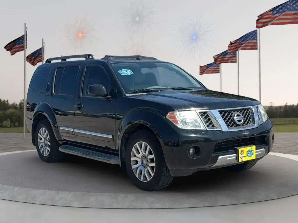 2010 Nissan Pathfinder LE 4x2's photo