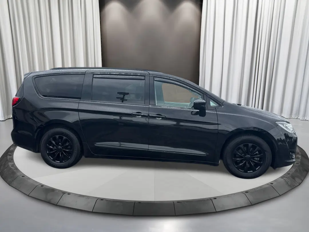 2017 Chrysler Pacifica Touring L photo 4