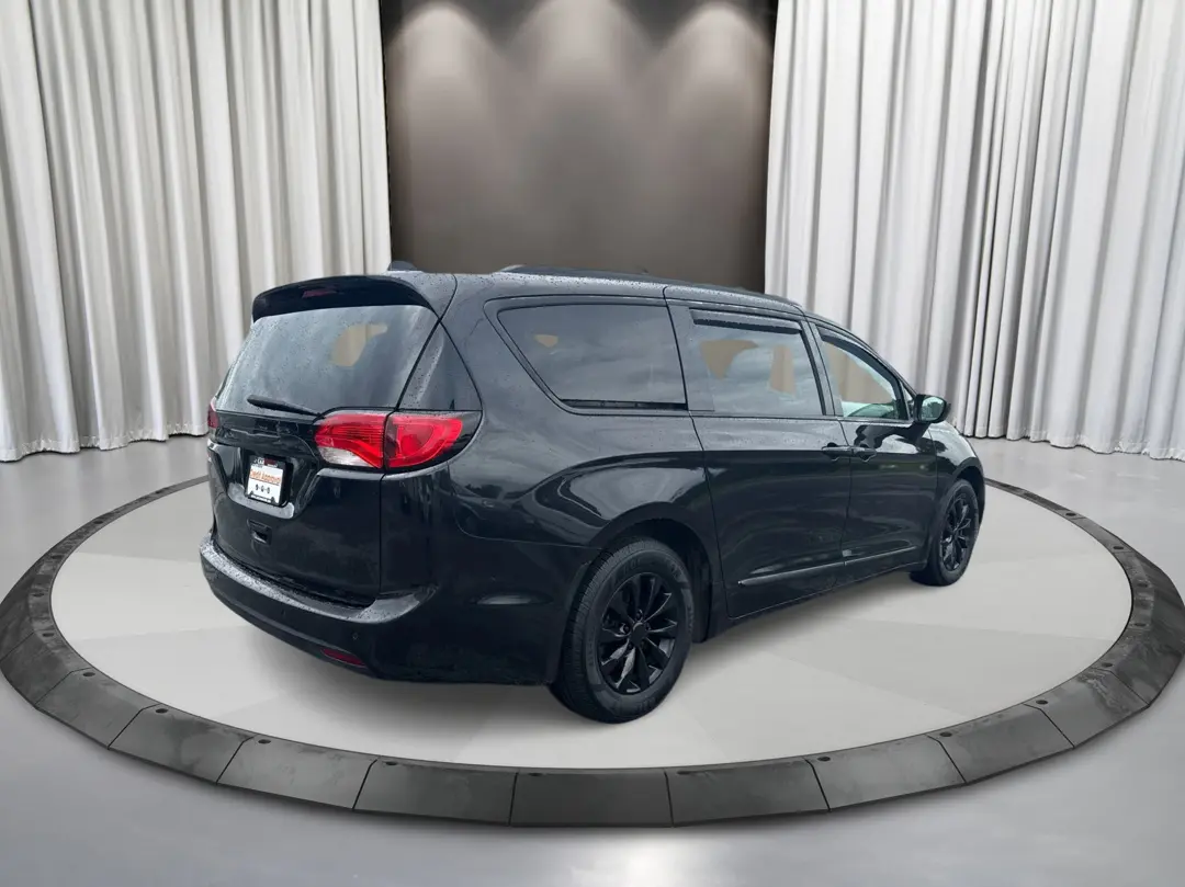 2017 Chrysler Pacifica Touring L photo 5