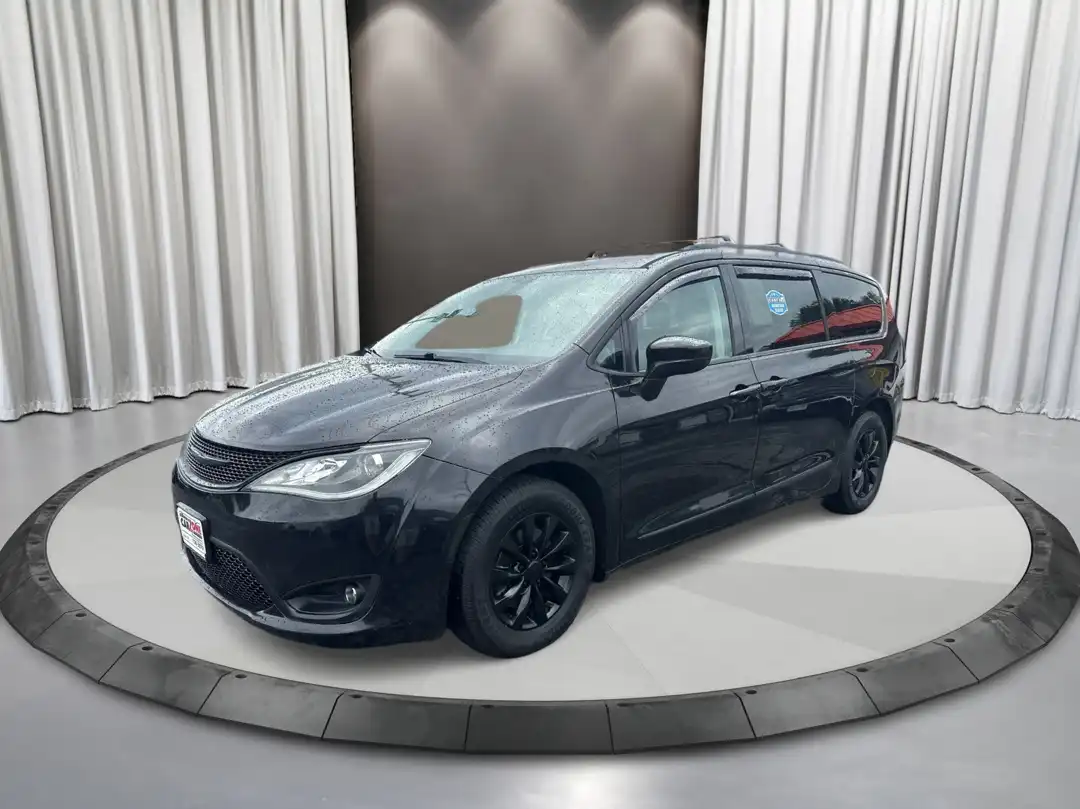 2017 Chrysler Pacifica Touring L's photo