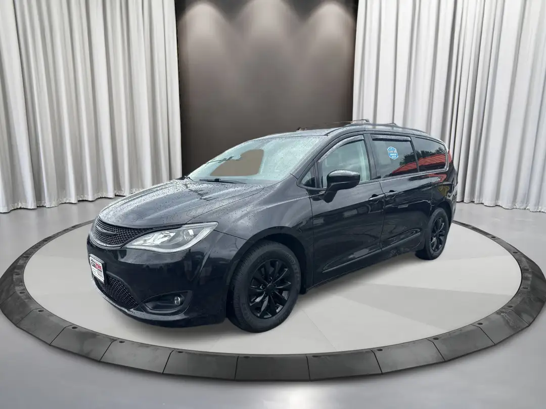 2017 Chrysler Pacifica Touring L photo 1