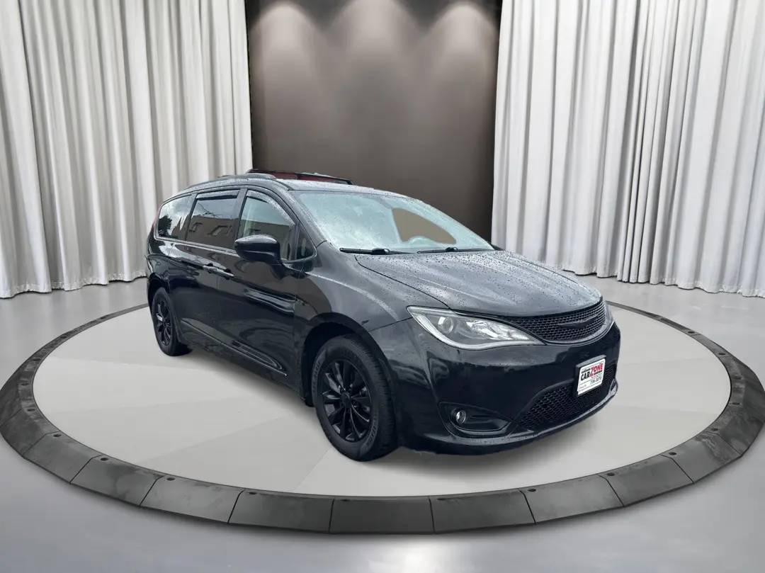 2017 Chrysler Pacifica Touring L photo 3