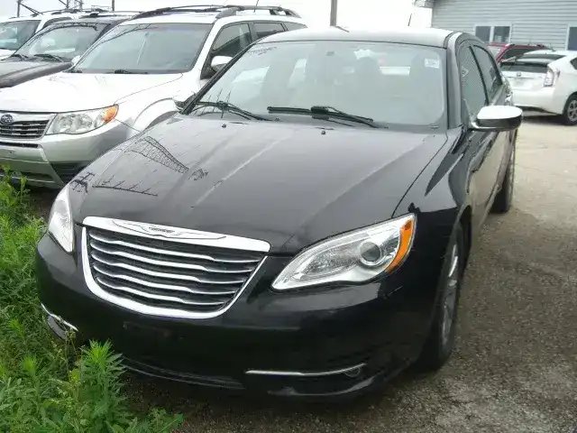2013 Chrysler 200 Limited's photo