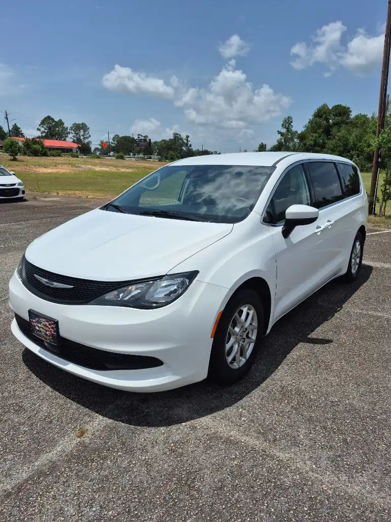 2023 Chrysler Voyager LX's photo