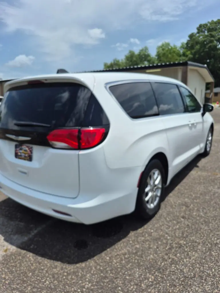 2023 Chrysler Voyager LX photo 3