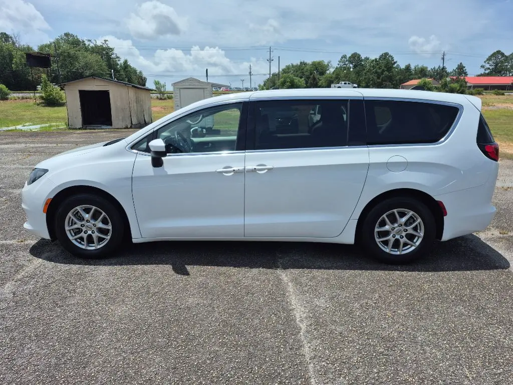 2023 Chrysler Voyager LX photo 5