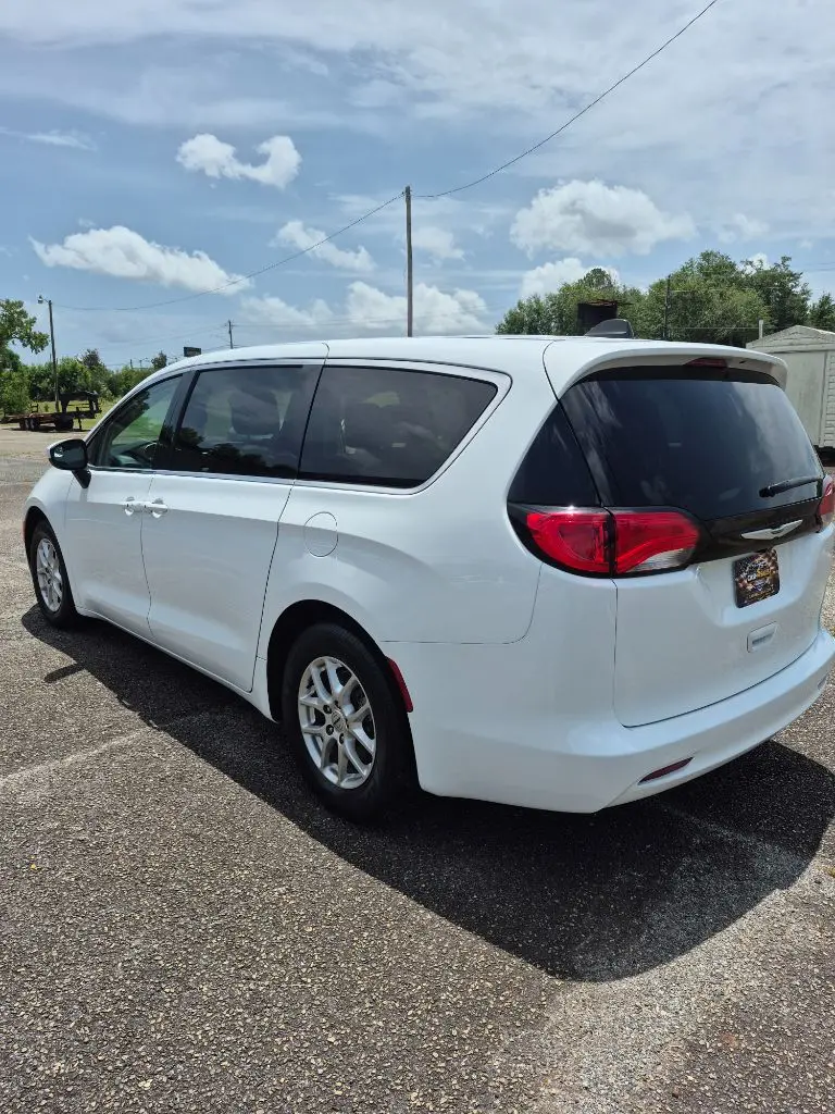 2023 Chrysler Voyager LX photo 4
