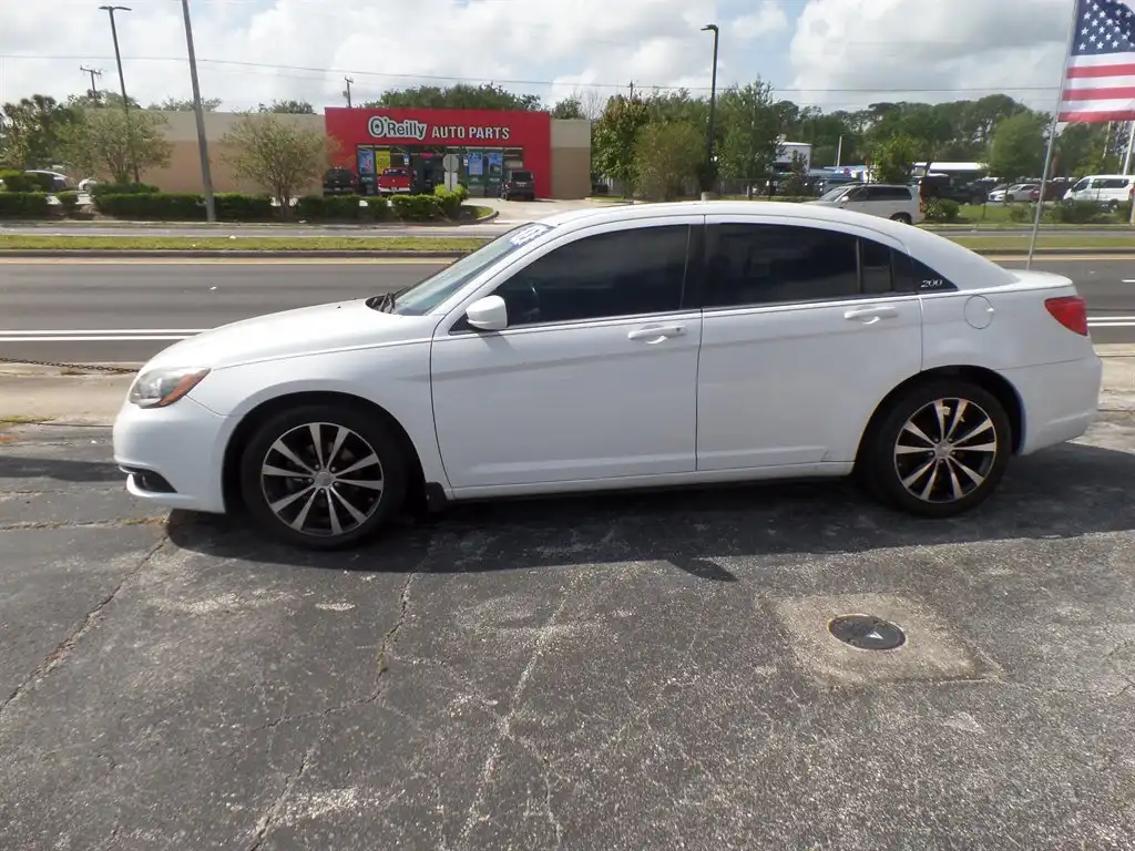 2013 Chrysler 200 Limited's photo