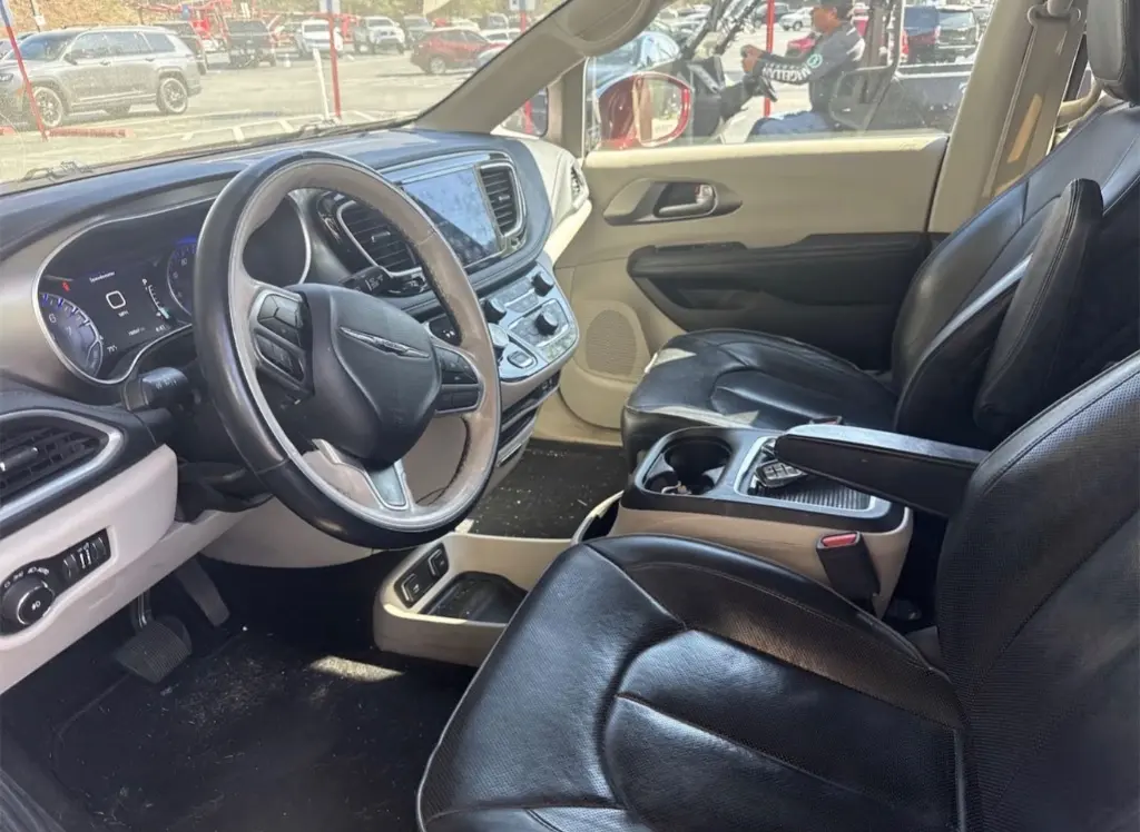 2018 Chrysler Pacifica Limited photo 3