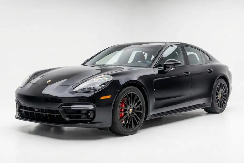 2023 Porsche Panamera GTS's photo