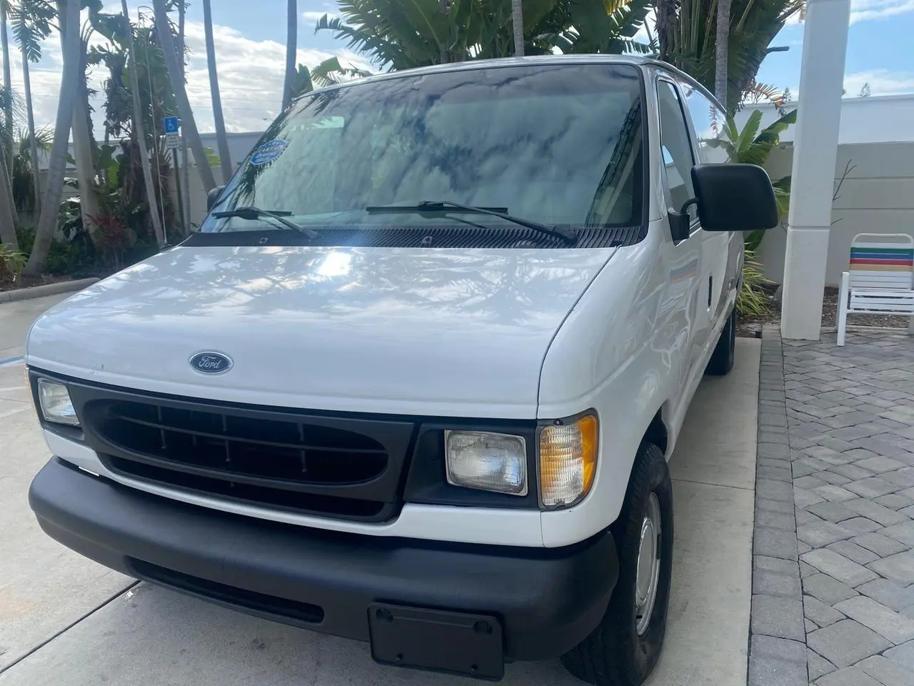 2000 Ford E-Series E-150 Van photo 4