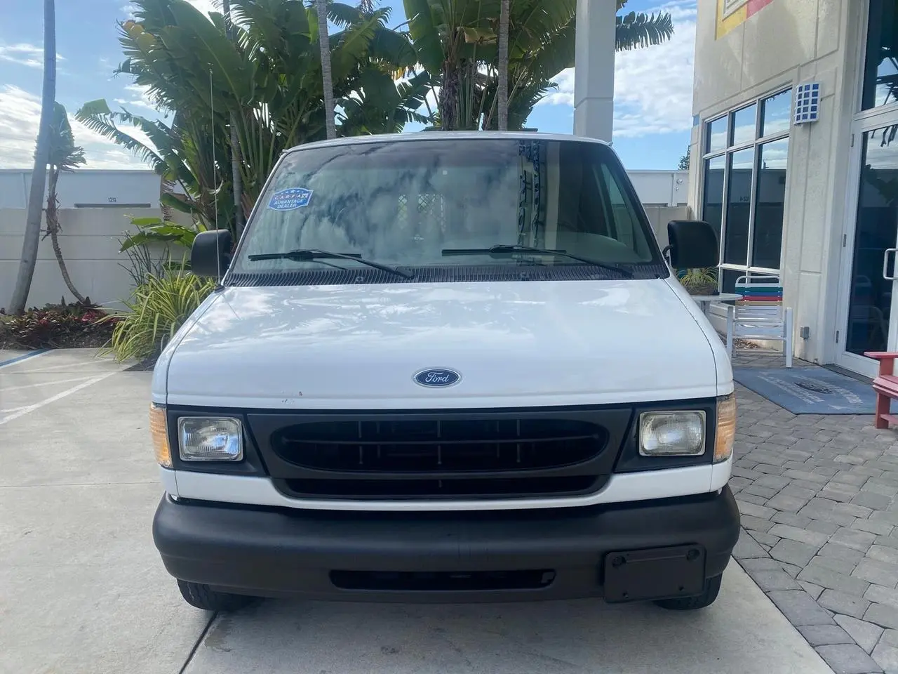 2000 Ford E-Series E-150 Van photo 3