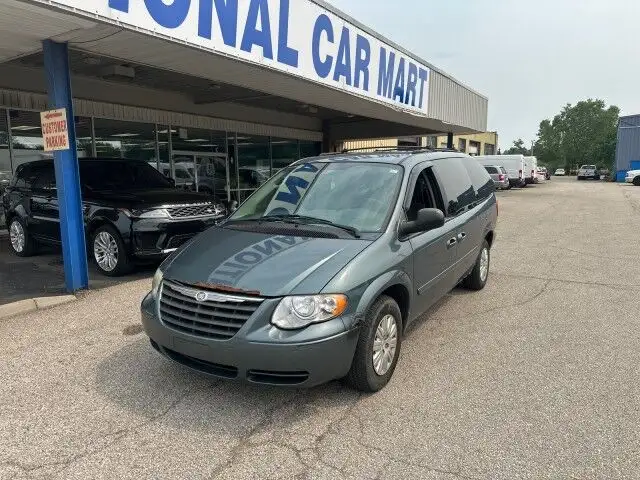 2005 Chrysler Town & Country LX LWB's photo