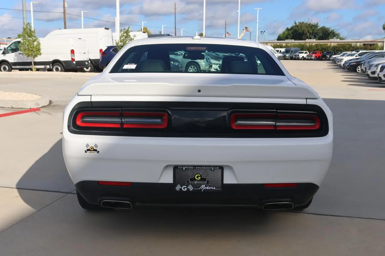 2015 Dodge Challenger SXT Plus photo 4