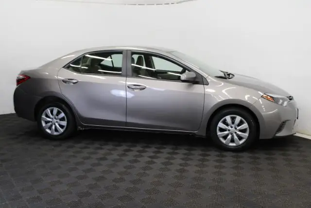 2015 Toyota Corolla LE AT photo 4