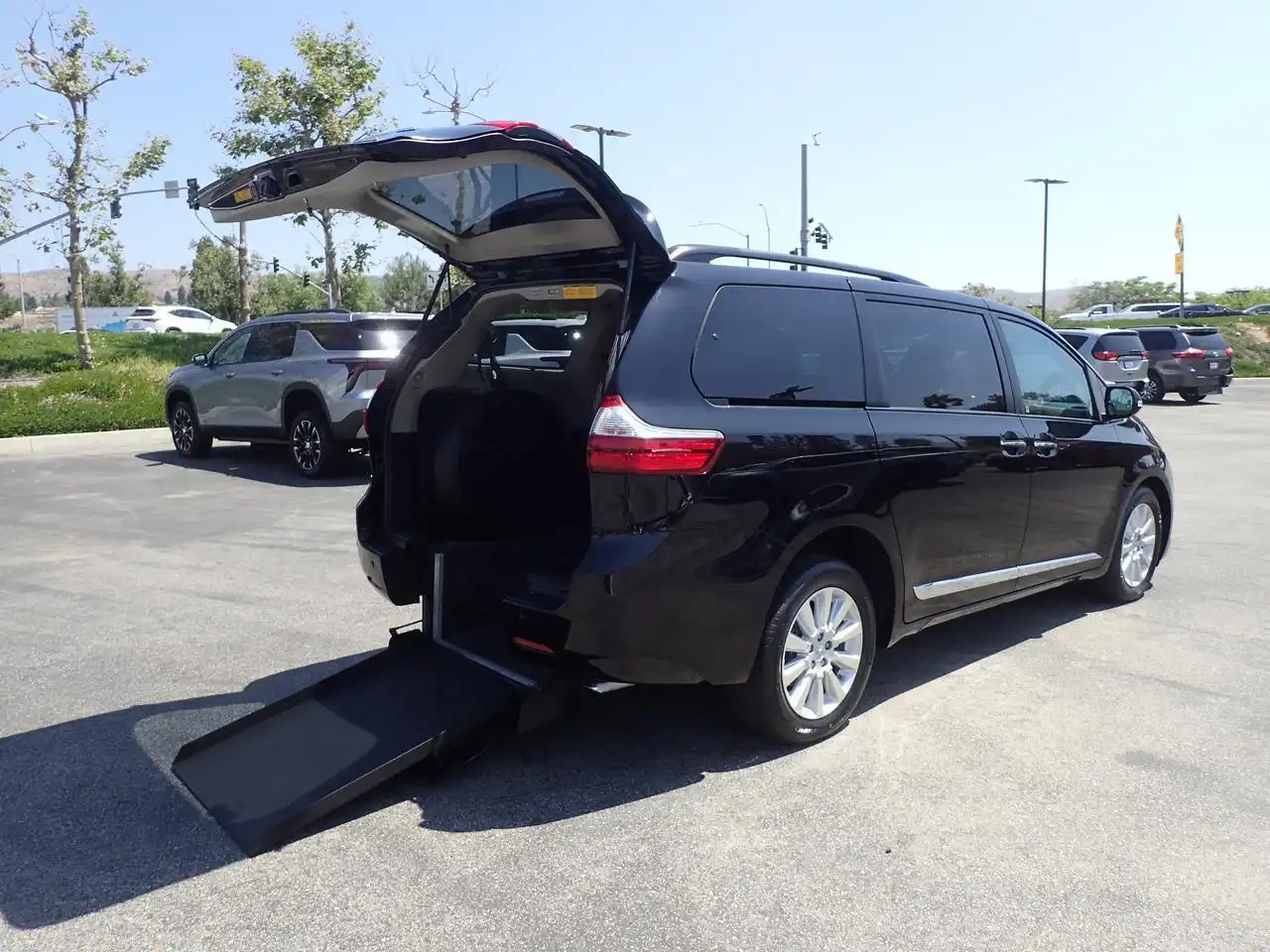 2015 Toyota Sienna Limited V6 7-Passenger's photo