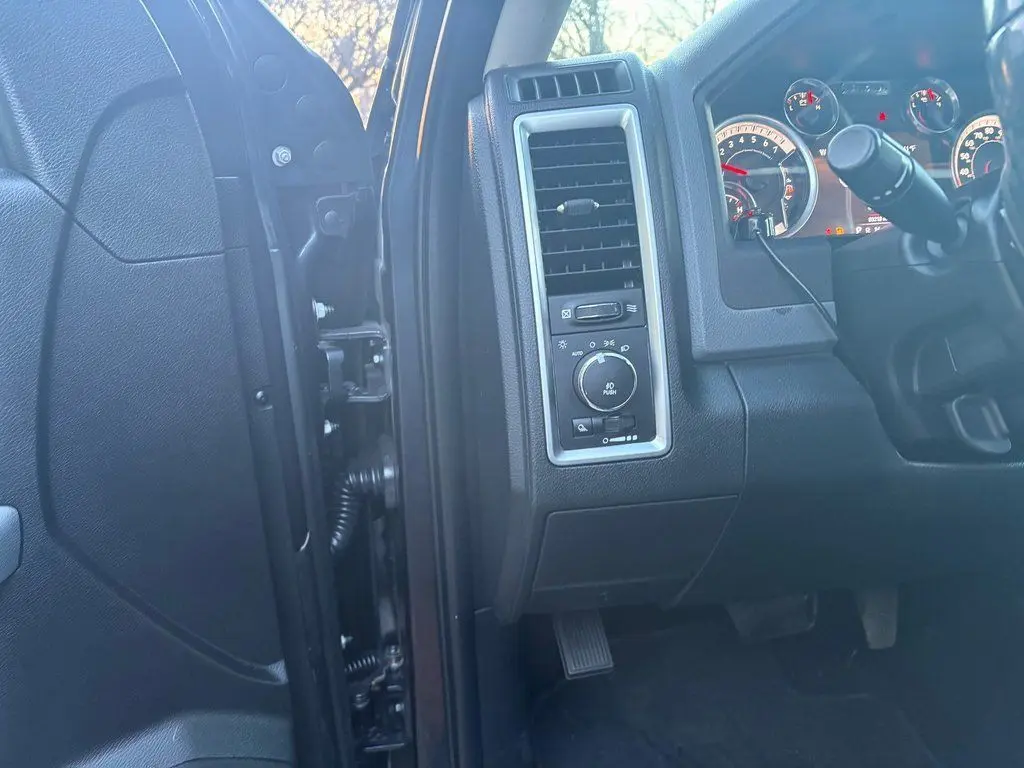2016 RAM 2500 SLT 4x4 Mega Cab photo 5