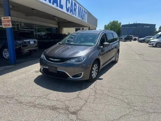 2017 Chrysler Pacifica Touring-L photo 1
