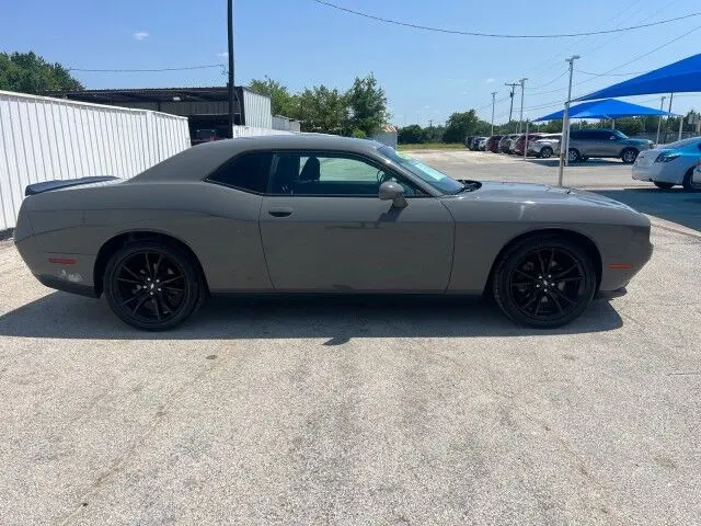 2017 Dodge Challenger R/T photo 5