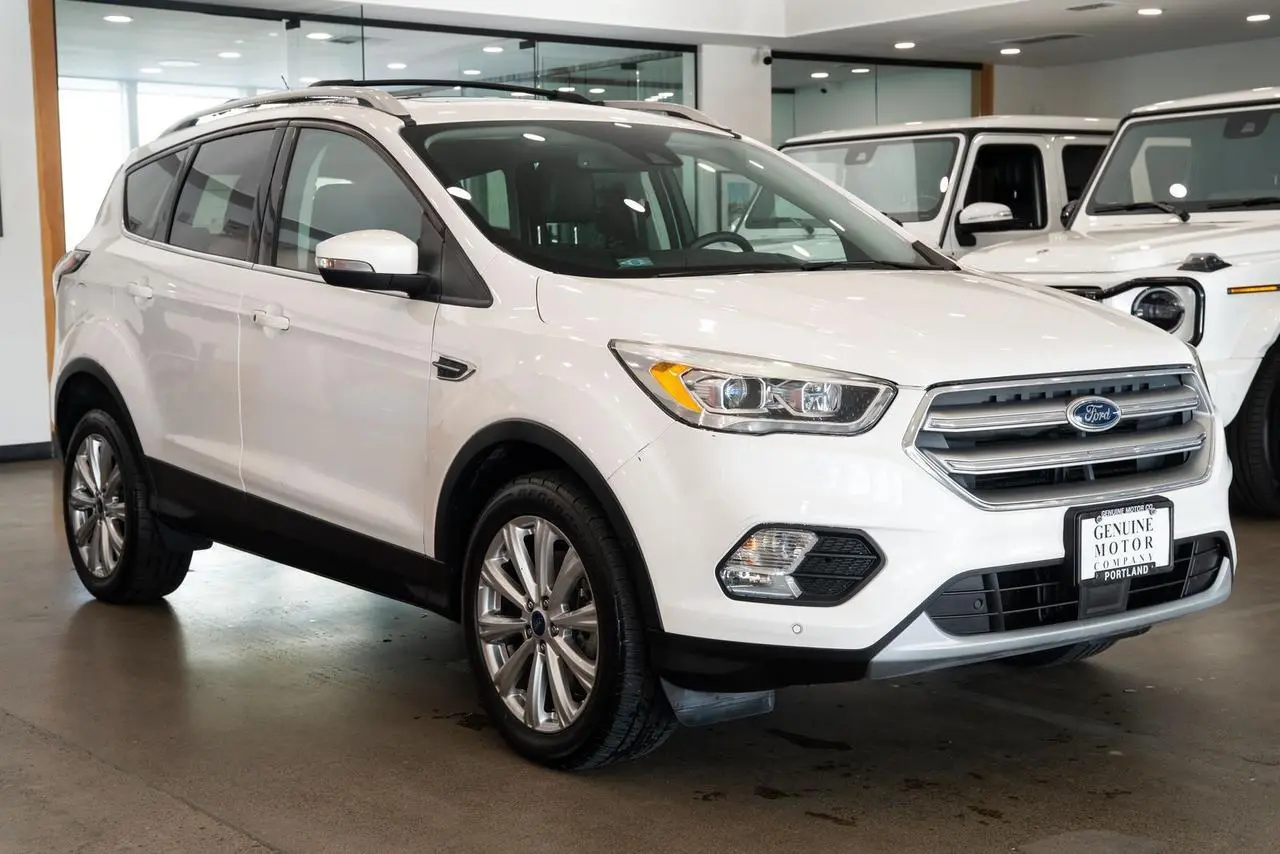 2017 Ford Escape Titanium 4WD photo 3