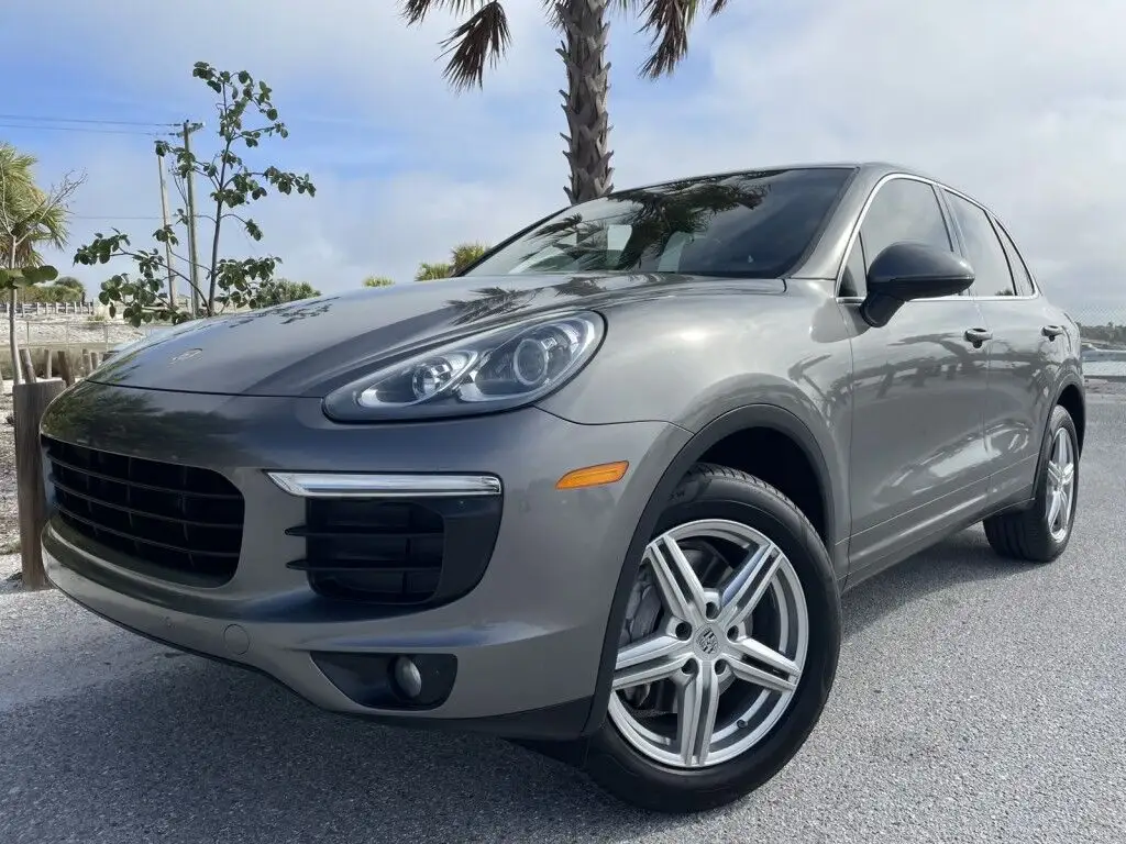 2017 Porsche Cayenne Base photo 1