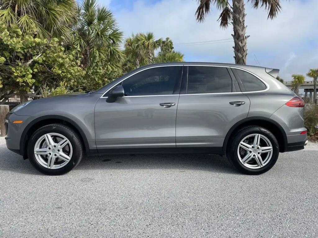 2017 Porsche Cayenne Base photo 3