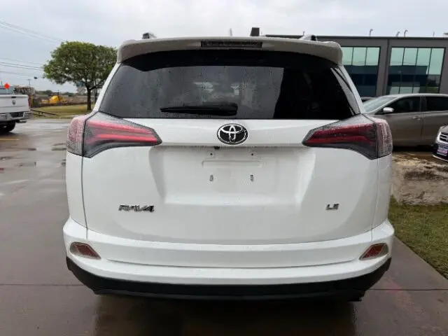 2017 Toyota RAV4 LE photo 5