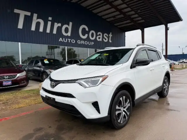 2017 Toyota RAV4 LE photo 1