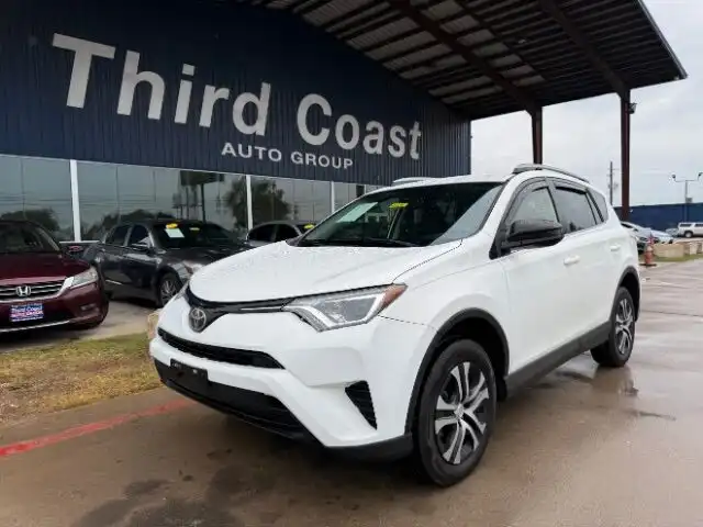 2017 Toyota RAV4 LE's photo