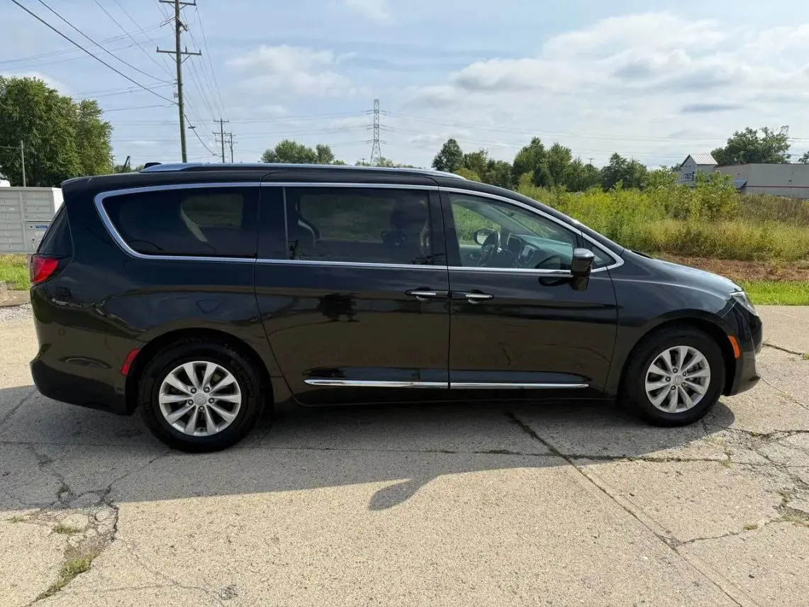 2018 Chrysler Pacifica Touring L Plus photo 5