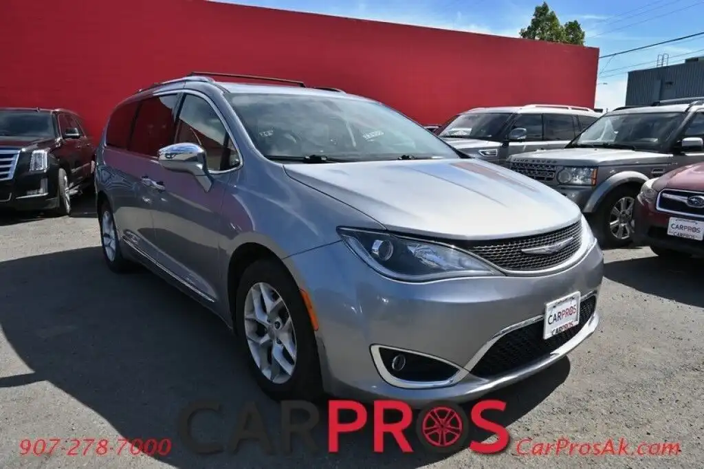 2020 Chrysler Pacifica Limited's photo