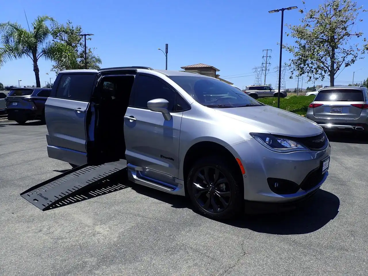 2020 Chrysler Pacifica Touring L's photo