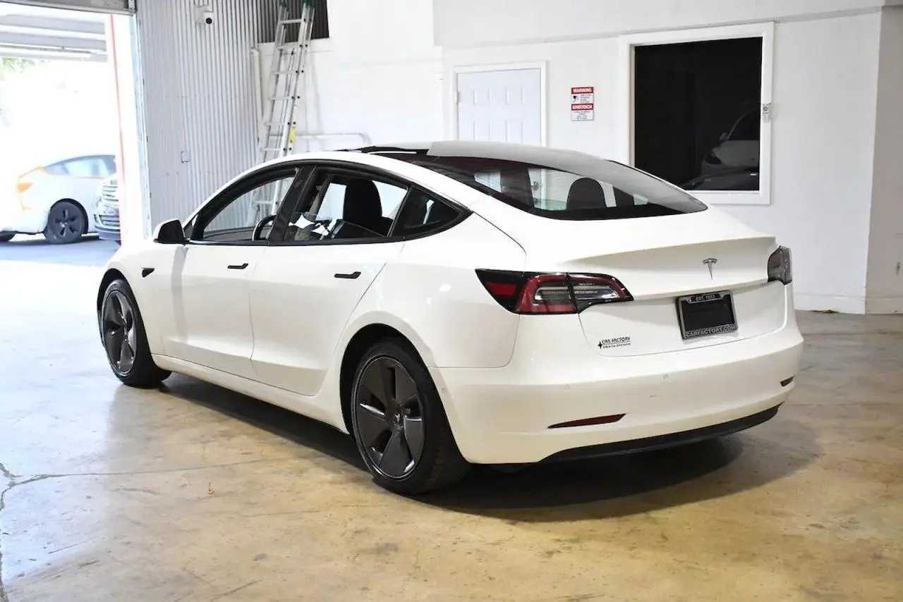 2022 Tesla Model 3 Standard Range Plus photo 4