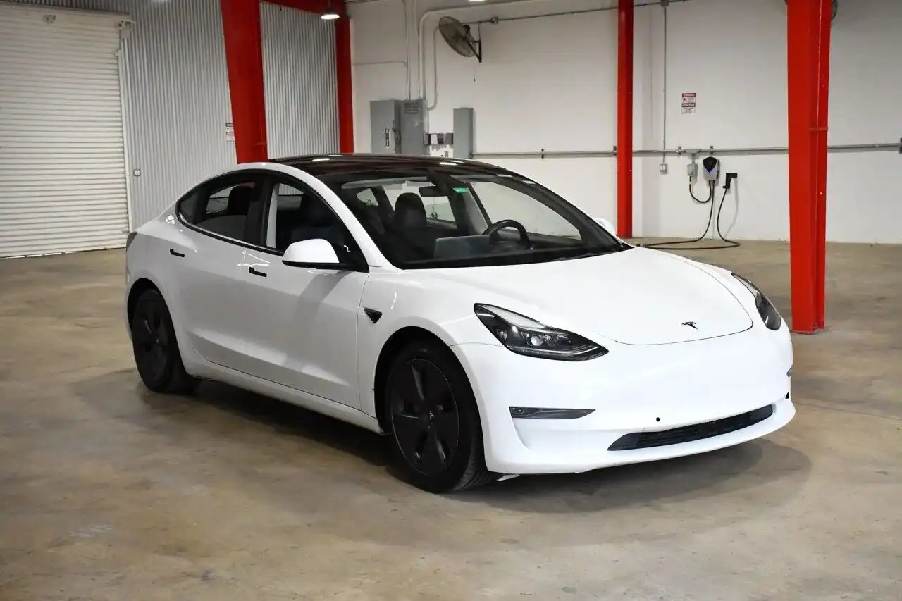 2022 Tesla Model 3 Standard Range Plus's photo