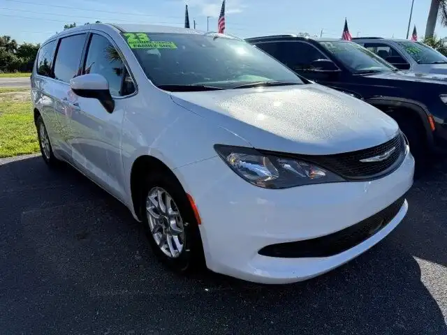 2023 Chrysler Voyager LX's photo