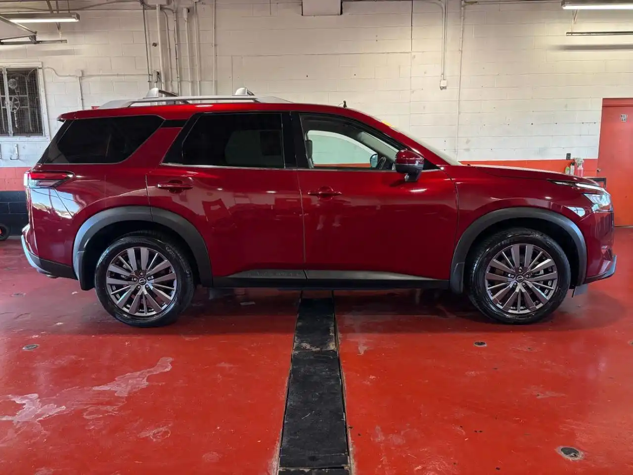 2023 Nissan Pathfinder SL 4WD's photo
