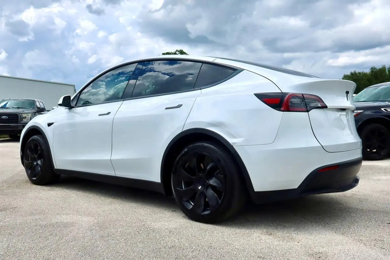 2024 Tesla Model Y Long Range RWD photo 4