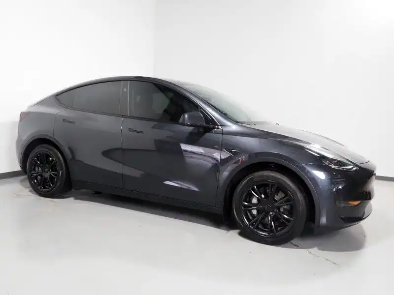 2024 Tesla Model Y Long Range Rear Wheel Drive's photo