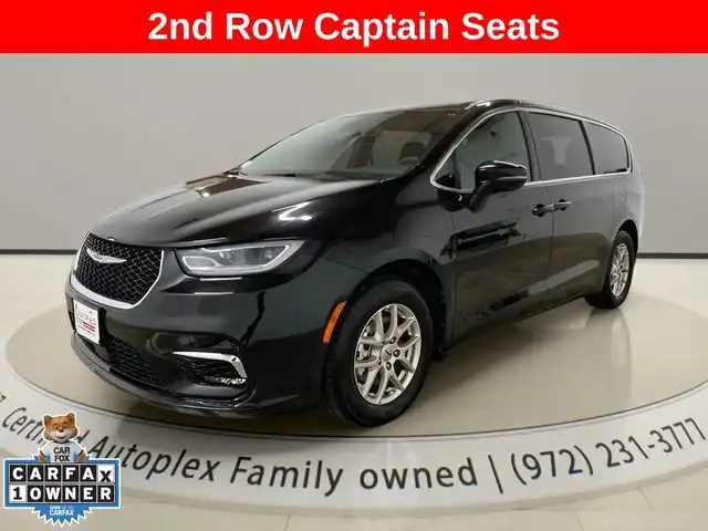 2025 Chrysler Pacifica Select's photo