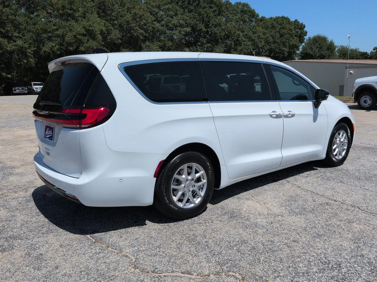 2025 Chrysler Pacifica Select photo 3