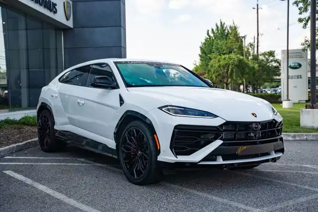 2025 Lamborghini Urus 4.0 V8 PHEV SE's photo