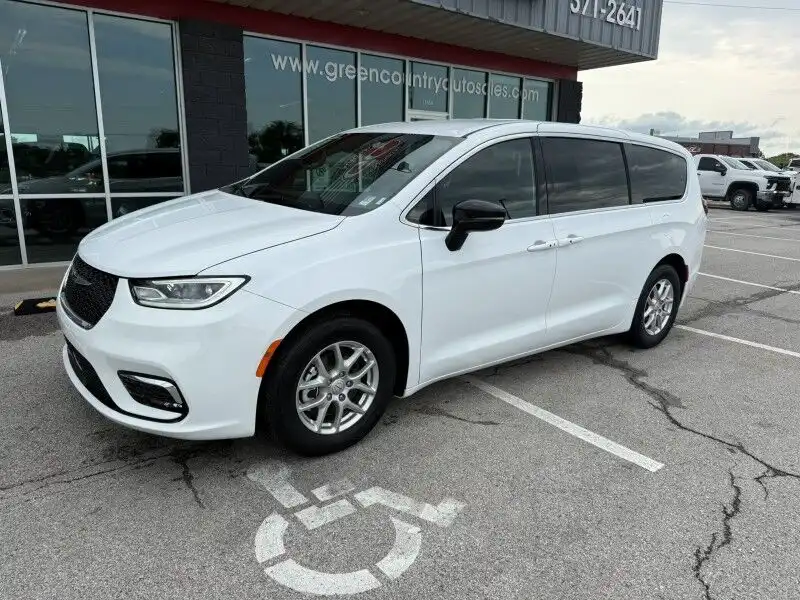 2026 Chrysler Pacifica Select's photo