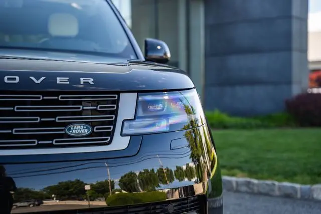 2026 Land Rover Range Rover 4.4 SE SWB photo 3