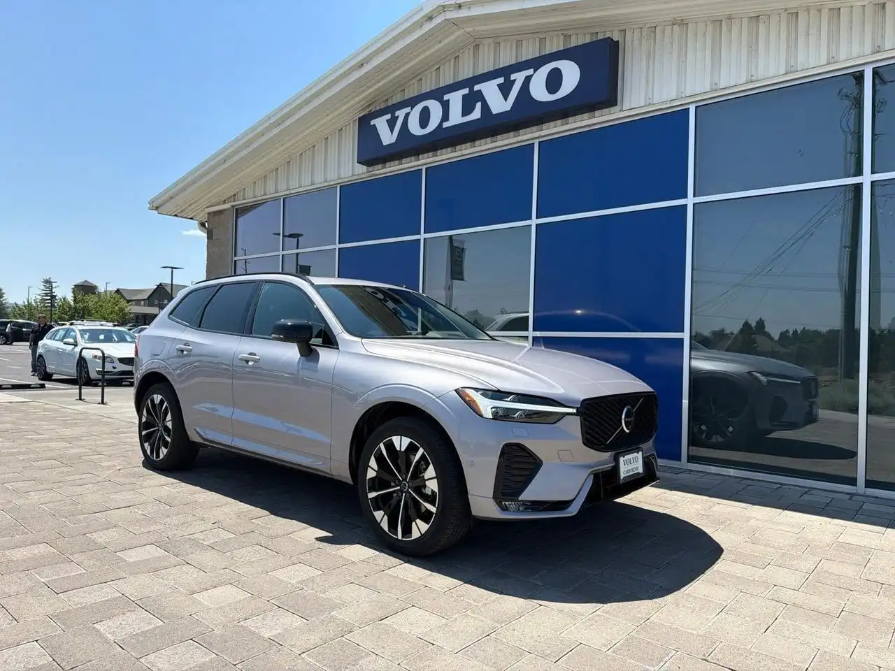 2026 Volvo XC60 B5 Plus Dark AWD's photo