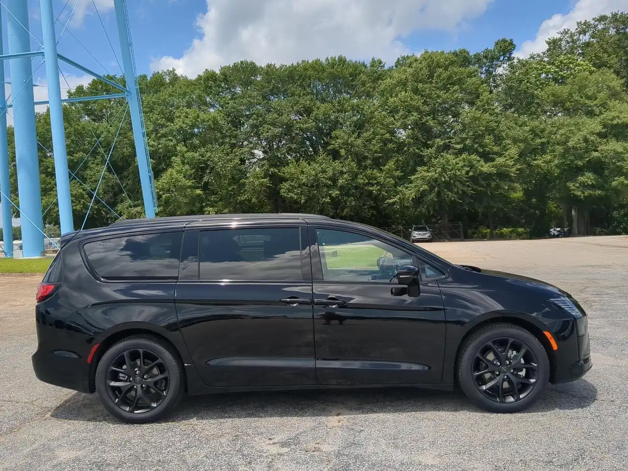 2027 Chrysler Pacifica Limited's photo