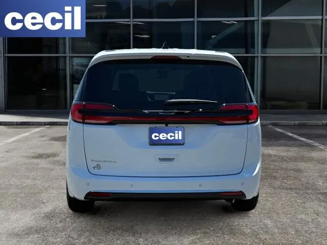 2027 Chrysler Pacifica Select photo 4