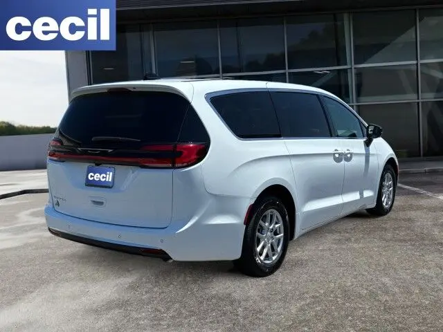 2027 Chrysler Pacifica Select photo 5